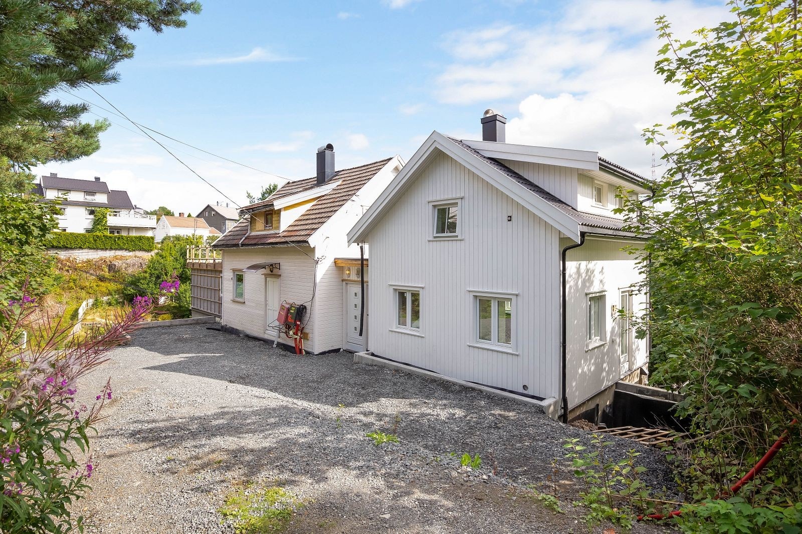 Romslig gårdsplass. Leiligheten ligger i nybygg til høyre i bildet. Galleribilde