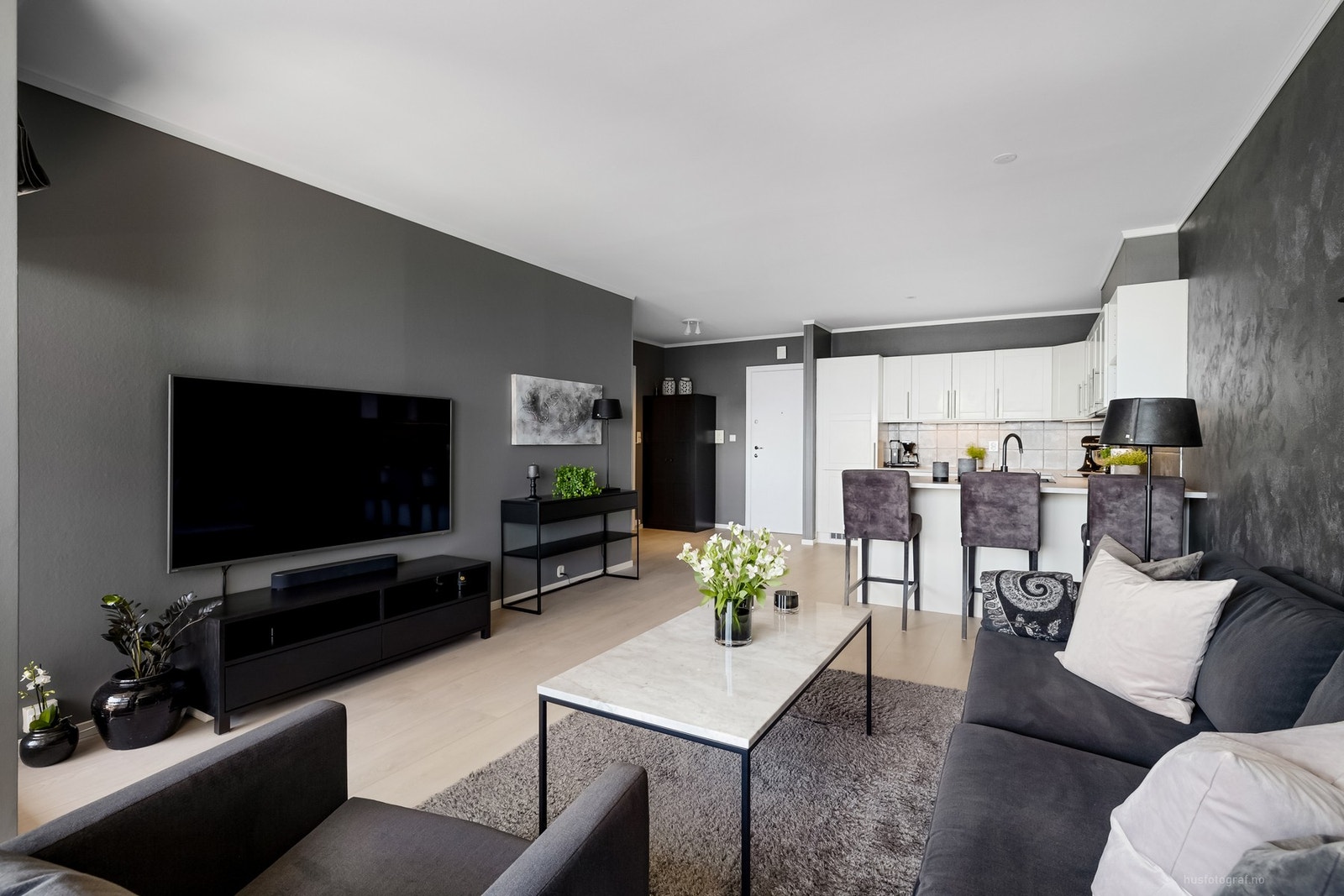 Det er god plass til sofa og TV-bord i stua. Galleribilde