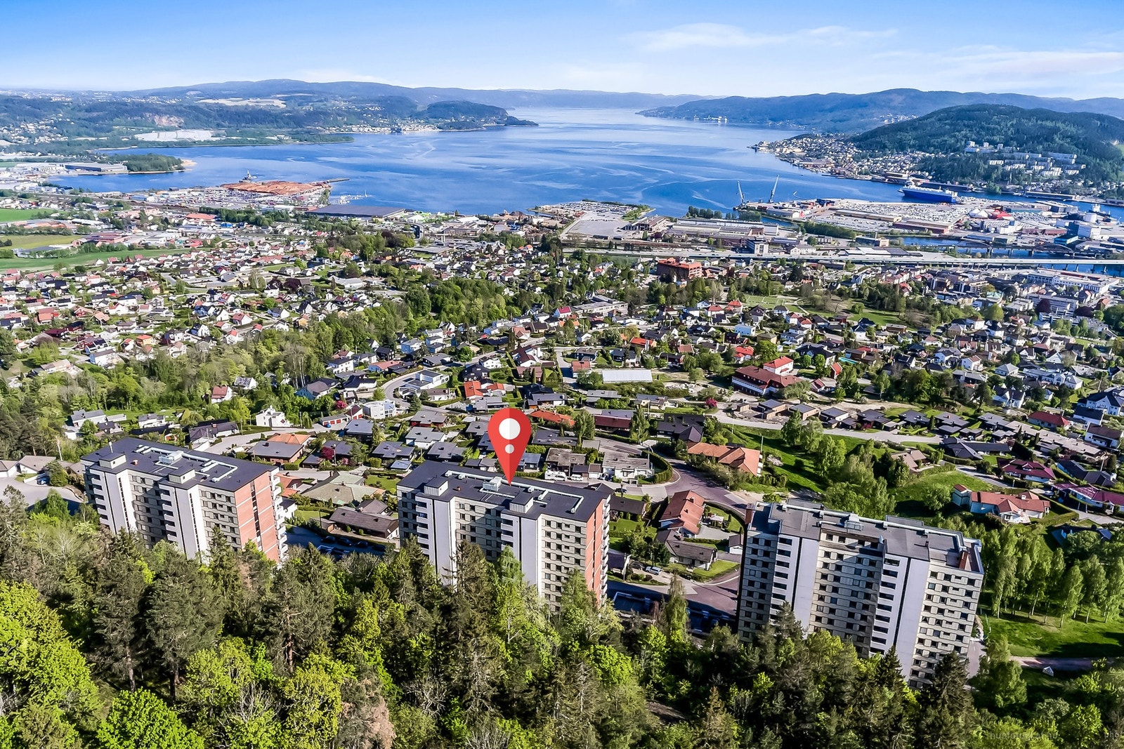 Leiligheten ligger praktisk til, med marka rett bak og kort avstand til byen. Galleribilde