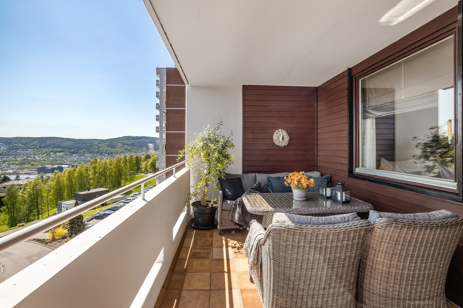 Det er fin plass til sittegruppe og grill på balkongen. Galleribilde
