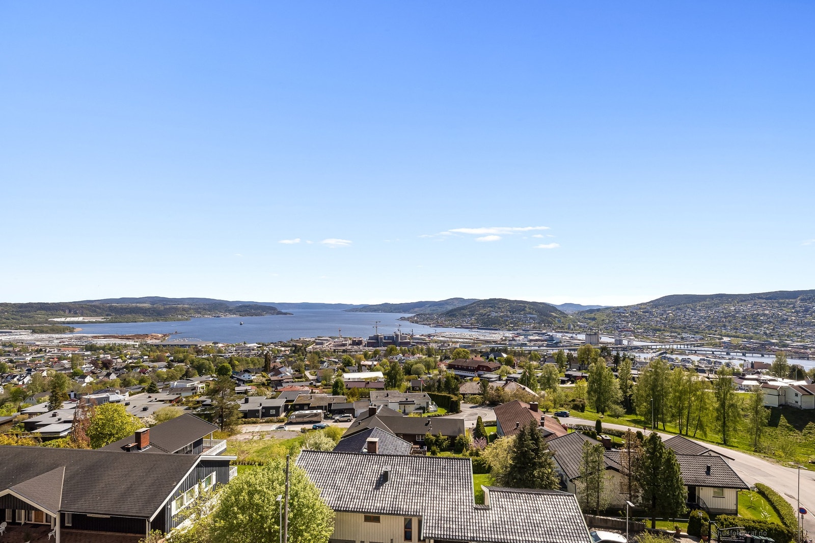 Her ligger du med fantastisk panoramautsikt over byen og fjorden. Galleribilde