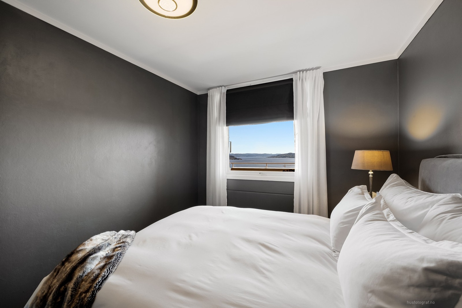 Soverommet har fin plass til dobbeltseng. Galleribilde