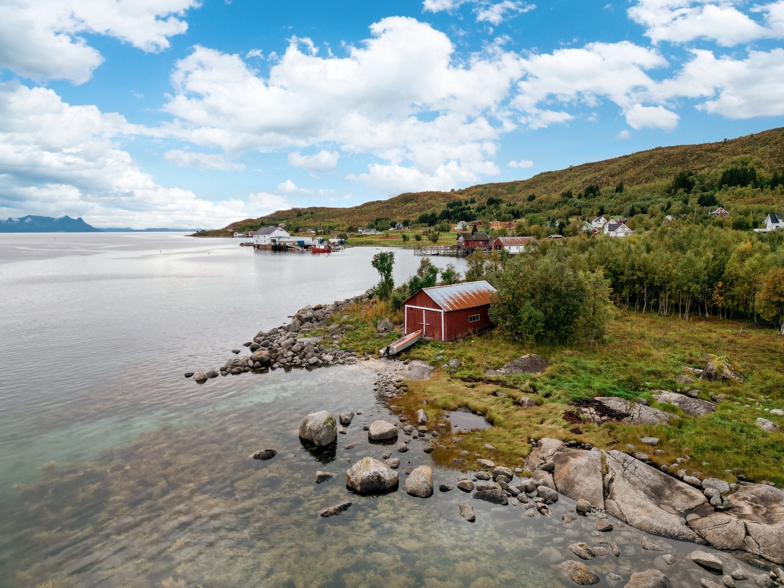 - I strandsonen finner vi også dette naustet. Galleribilde