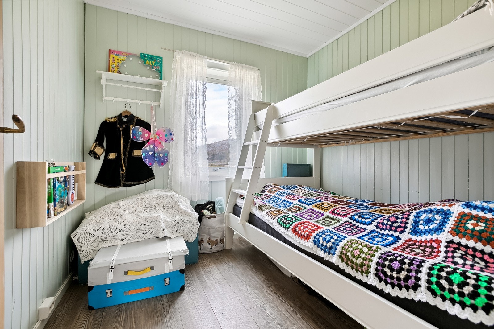 Soverom nr III som idag er innredet som barnerom. Galleribilde