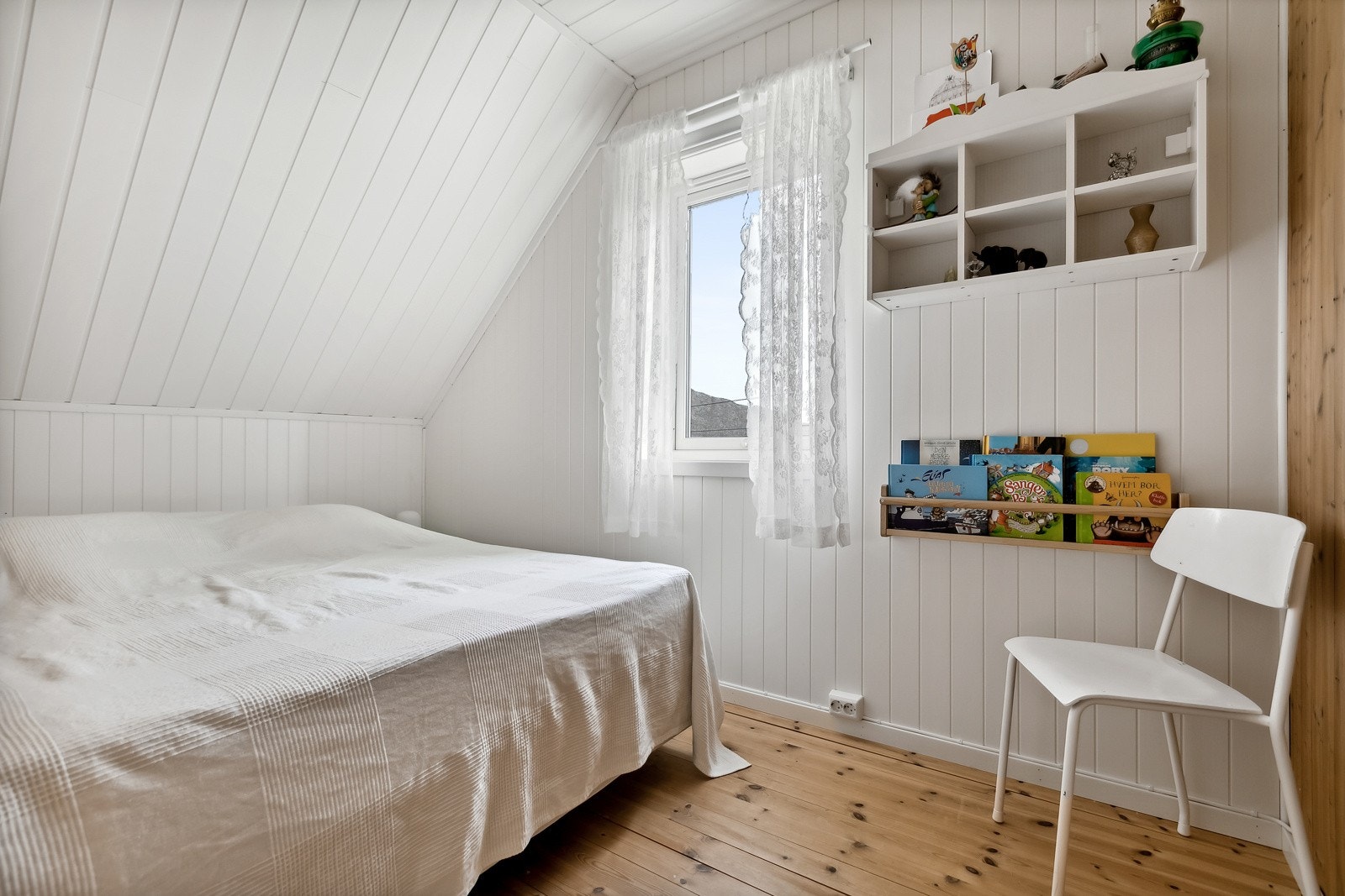 - Soverom nr II med tilsvarende størrelse. Galleribilde