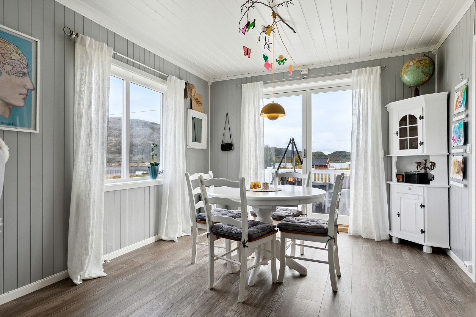 - God plass til spisestue mellom stuen og kjøkkenet. Se for dere å kunne sitte her og nyte de nydelige omgivelsene nærområdet har å by på. Galleribilde