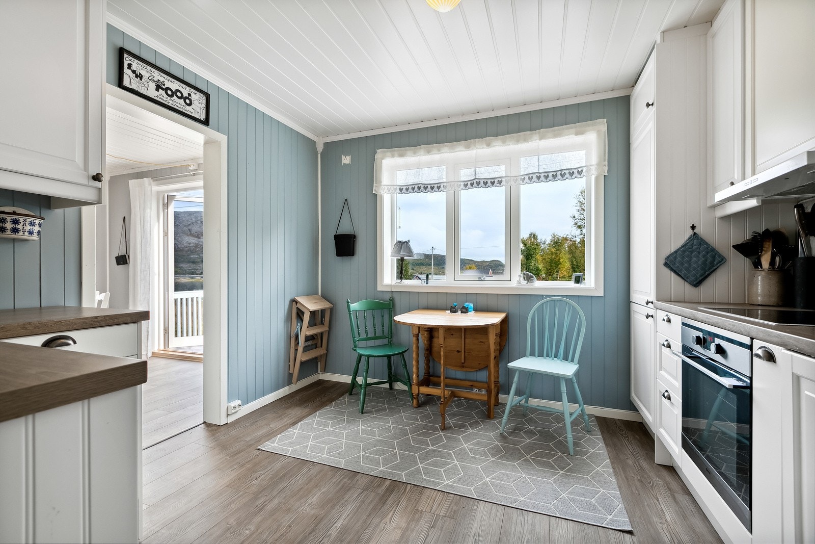 - Foran vindusrekken er det god plass til et mindre spisebord med stoler. Etasjen har et gjennomgående 1.stavs laminatgulv som gir en bra romfølelse. Galleribilde