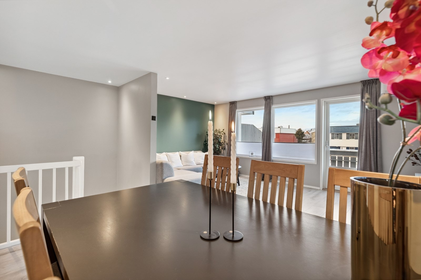 Åpen og fin løsning mellom spisestue og stue Galleribilde