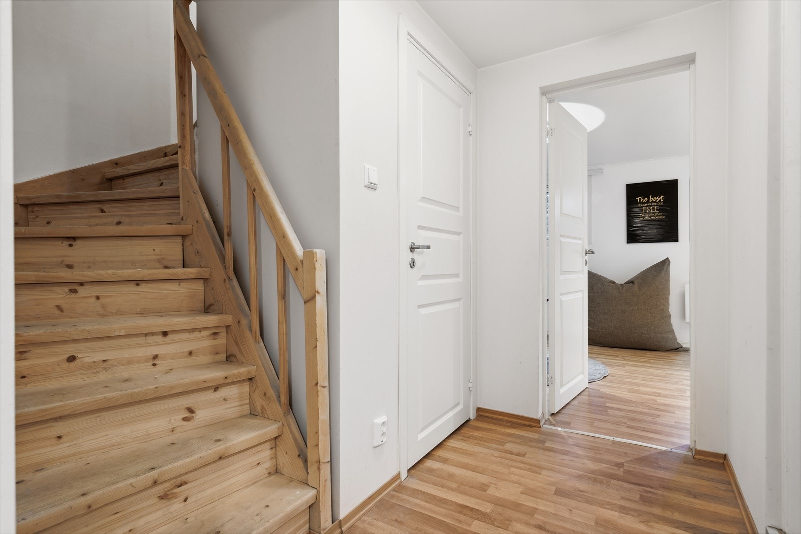 Kjellergang med inngang til kjellerstue Galleribilde
