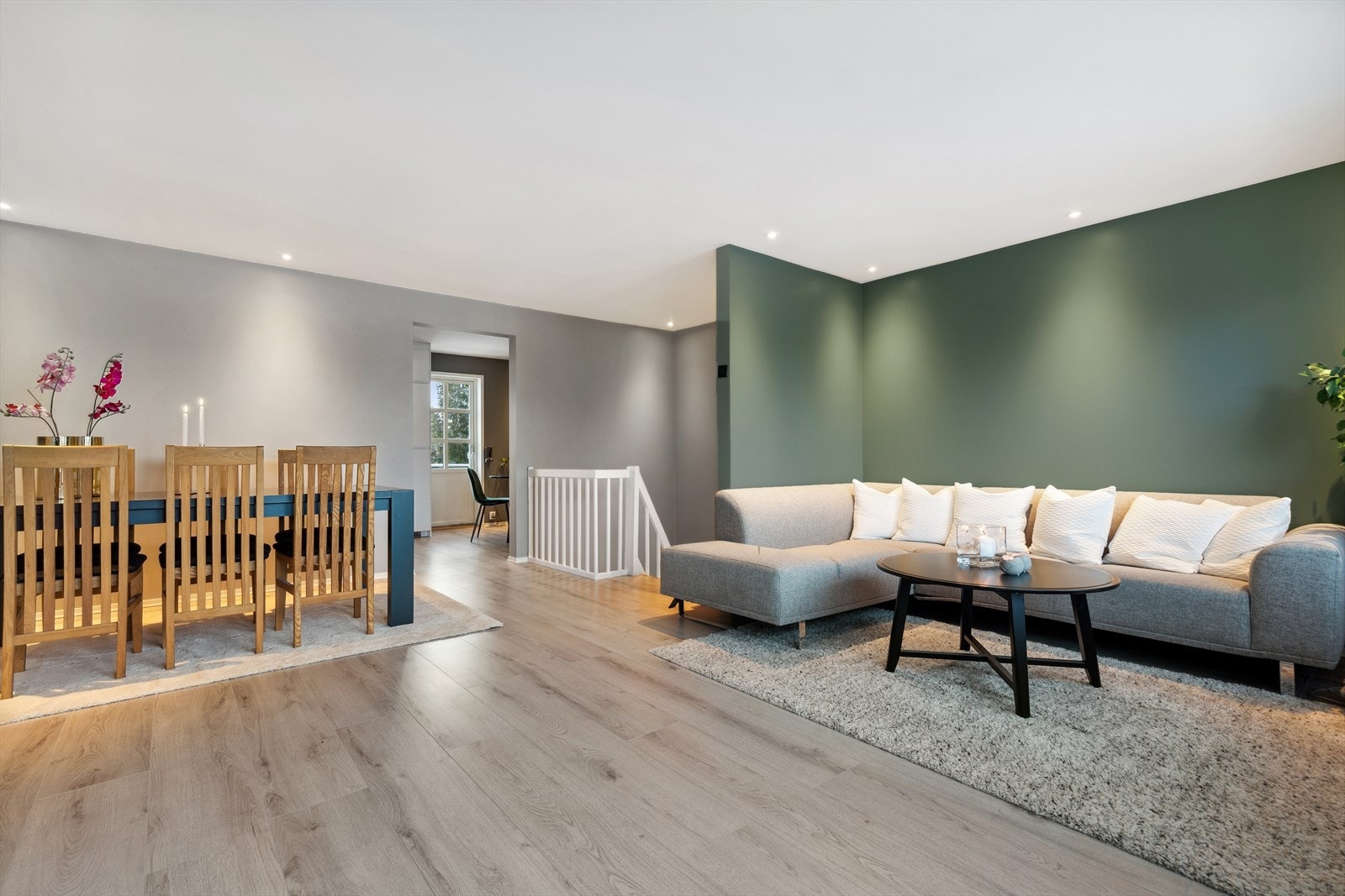 Romslig stue med spotlights og god plass til spisebord. Galleribilde