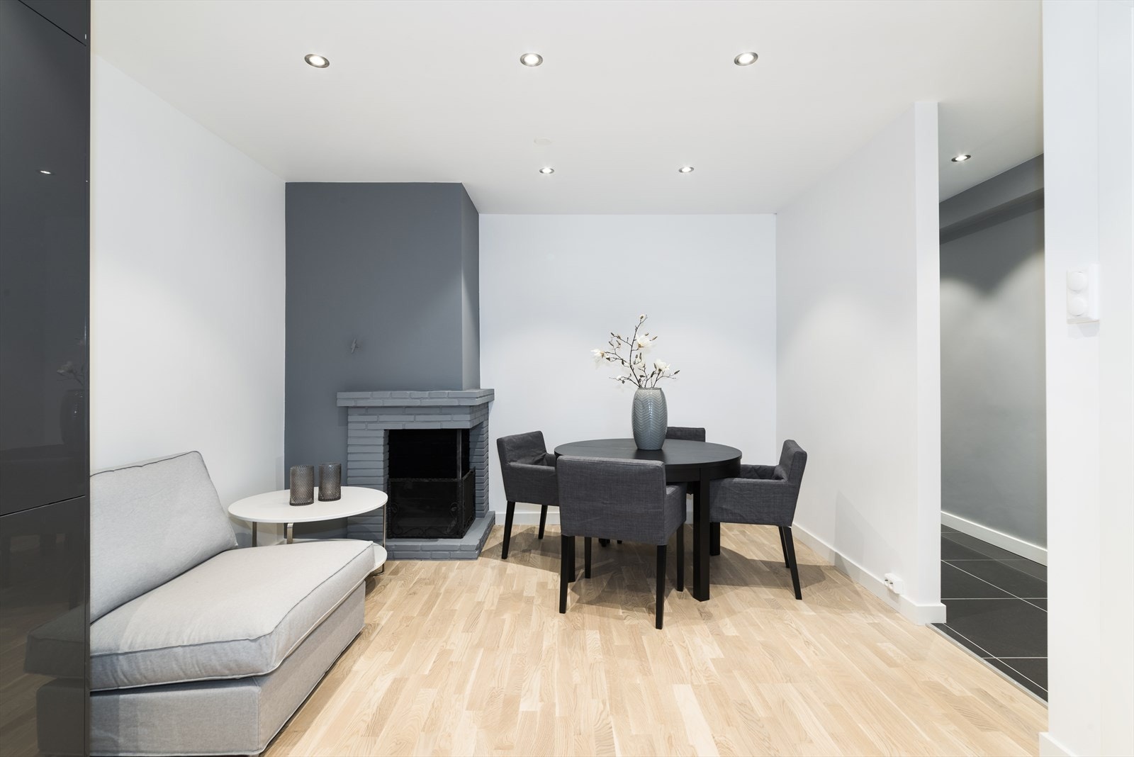 Det er plass til sofa og spisebord på kjøkken. Galleribilde