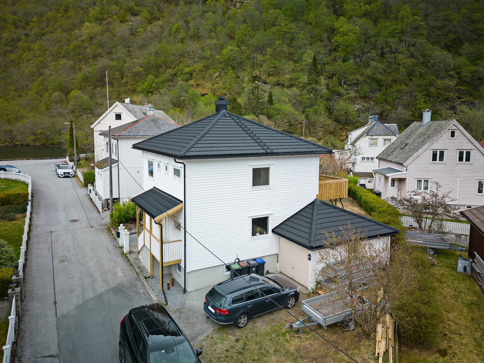 Boligen ligger fint til i etablert boligfelt på Sæbø i Høyanger Galleribilde