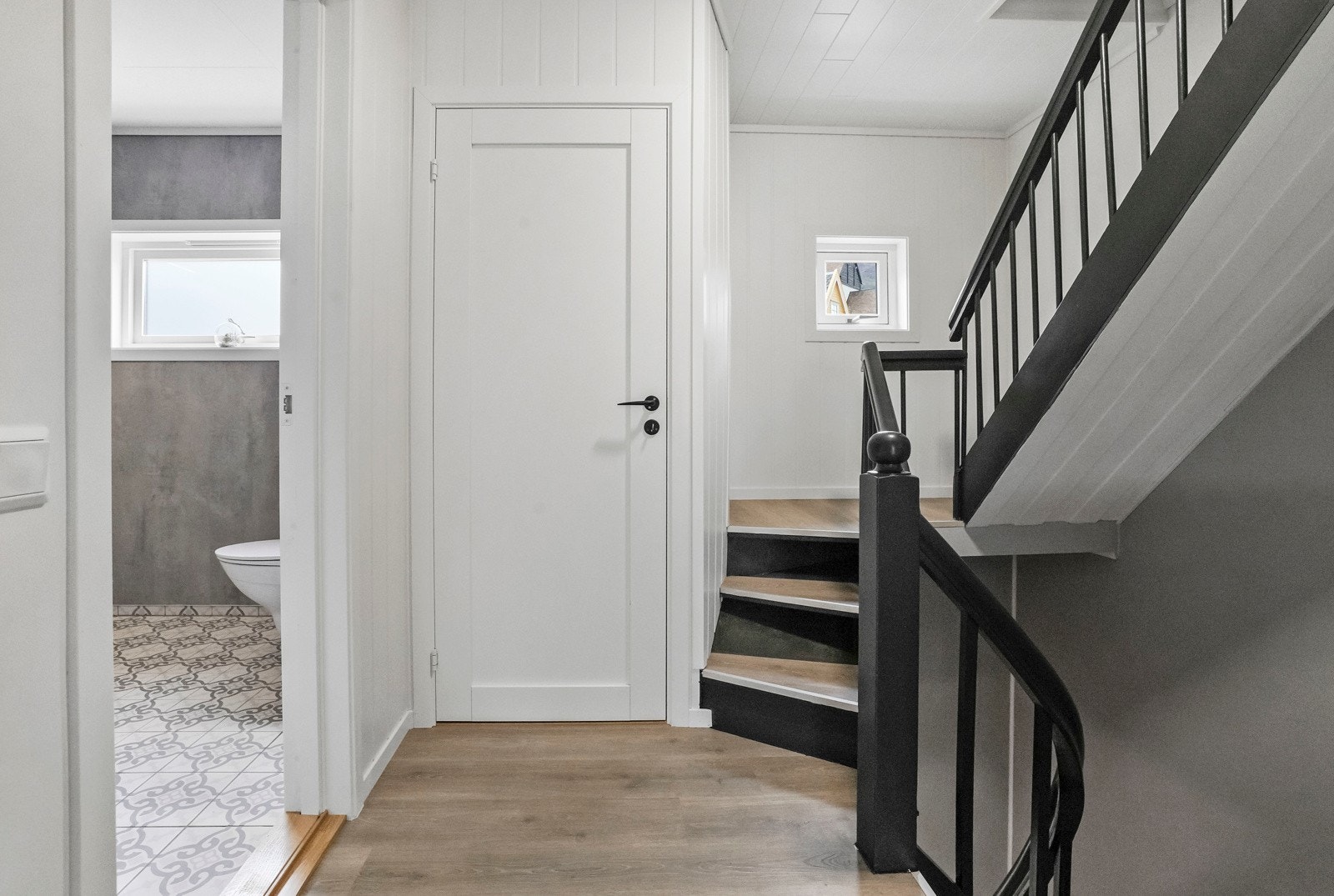 Trappegang i 2.etg. - her er det trapp videre opp til mørkeloftet Galleribilde