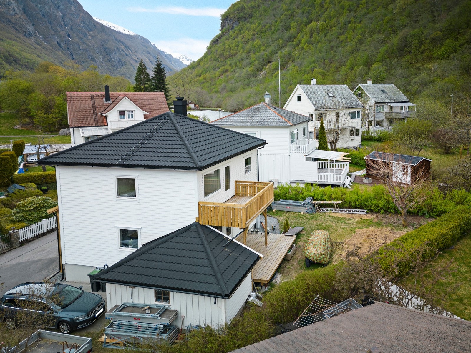 Eiendommen består av enebolig over 2 plan + kjeller, samt tilhørende enkel garasje Galleribilde