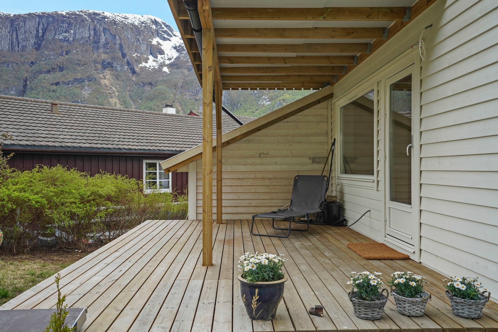 Terrasse ved hagen / innvendig til stua Galleribilde