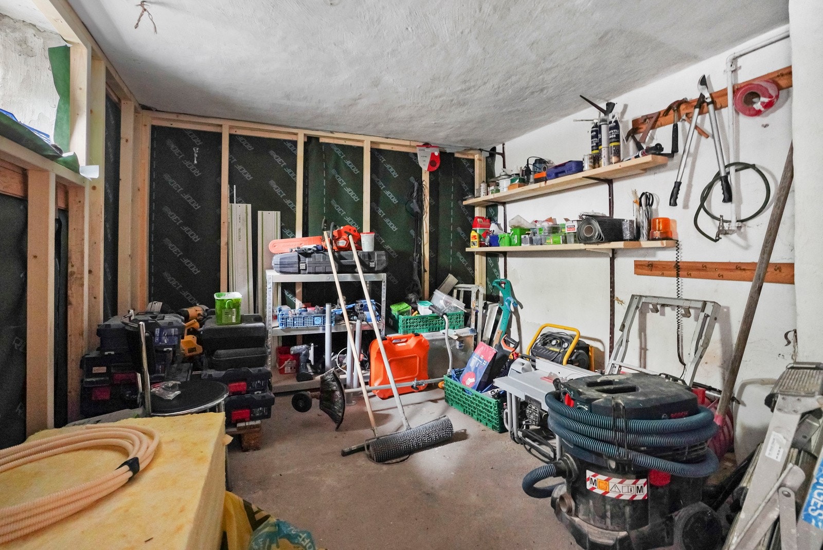 Øvrig del av kjelleren består av boder med enkel standard Galleribilde