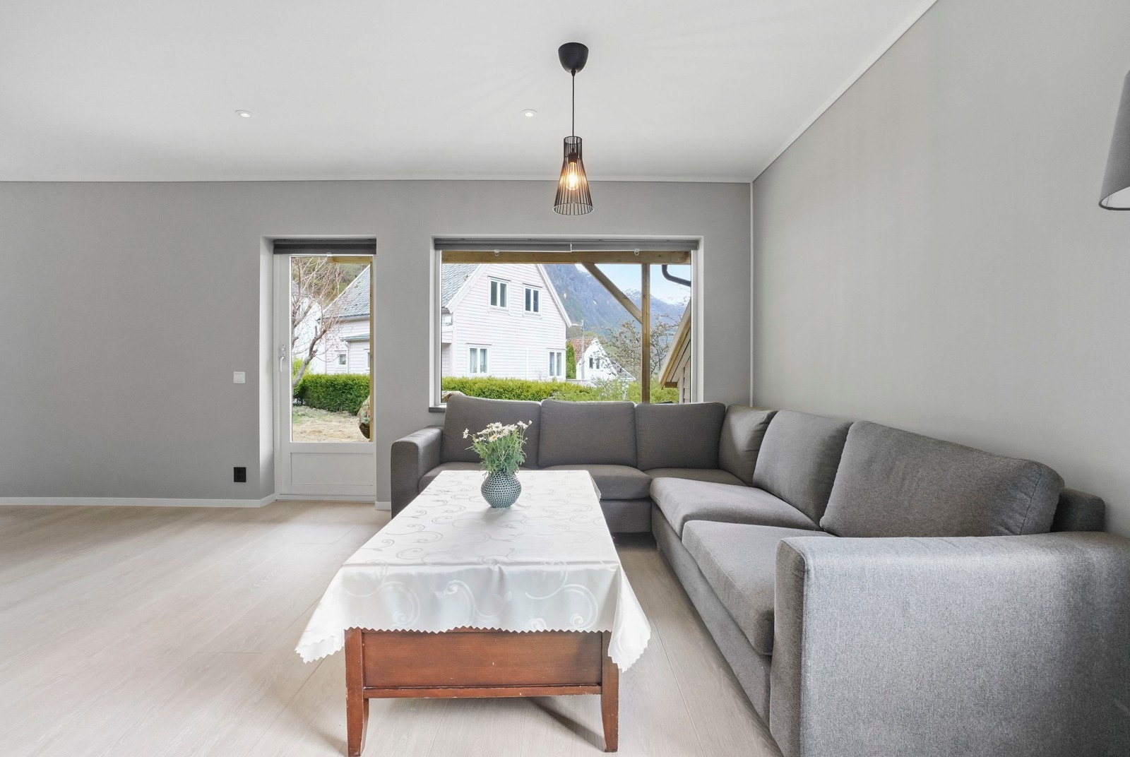 Fra stua er det adkomst ut til delvis takoverbygget terrasse med videre adkomst til hagen Galleribilde