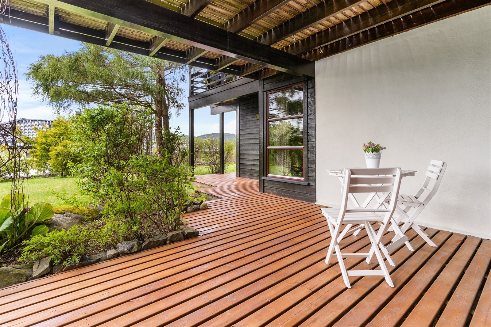 Terrassen i u. etg. mot hagen Galleribilde