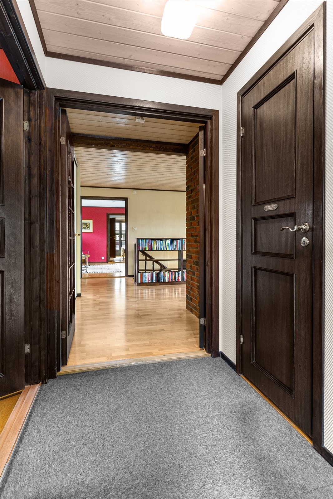 Vindfanget med hall i bakgrunnen Galleribilde