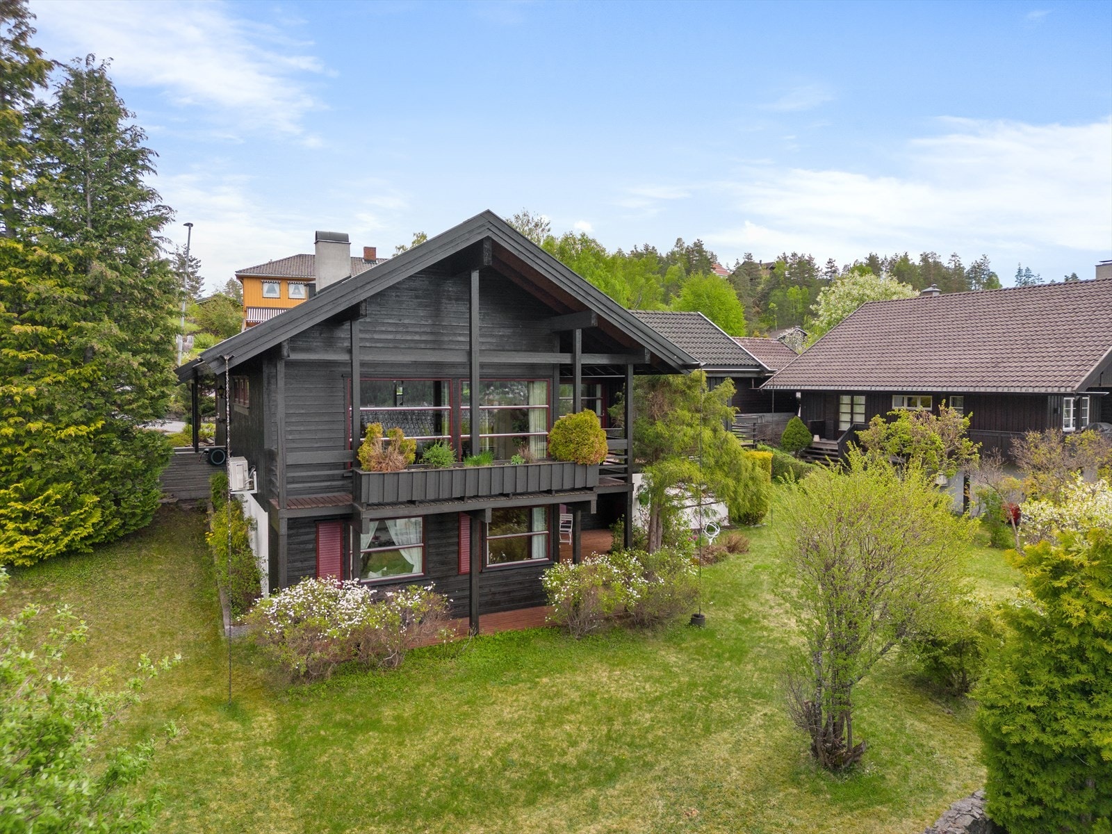 Del av hagen med uteplass Galleribilde