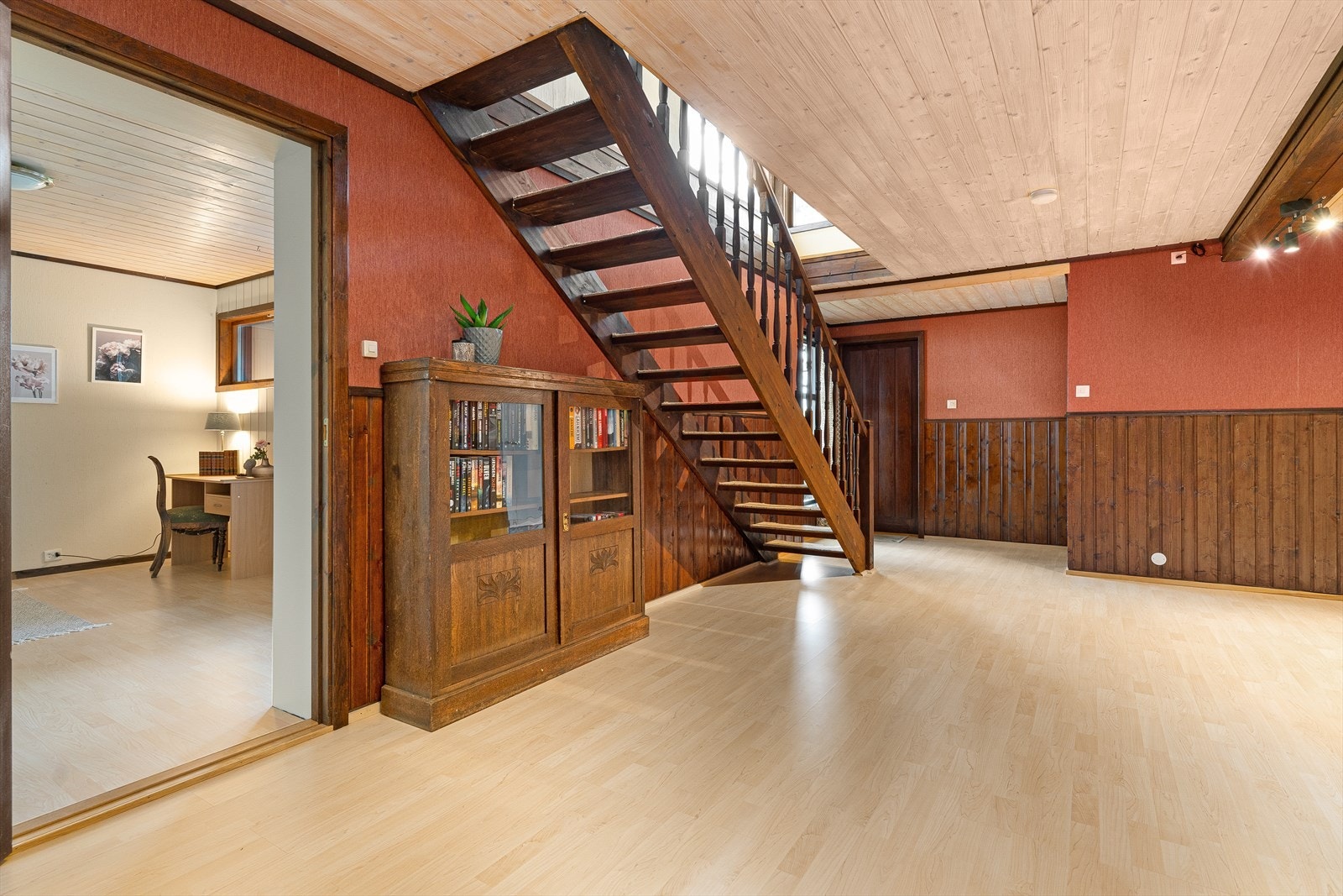 Hall/stue i u. etg. .. Galleribilde