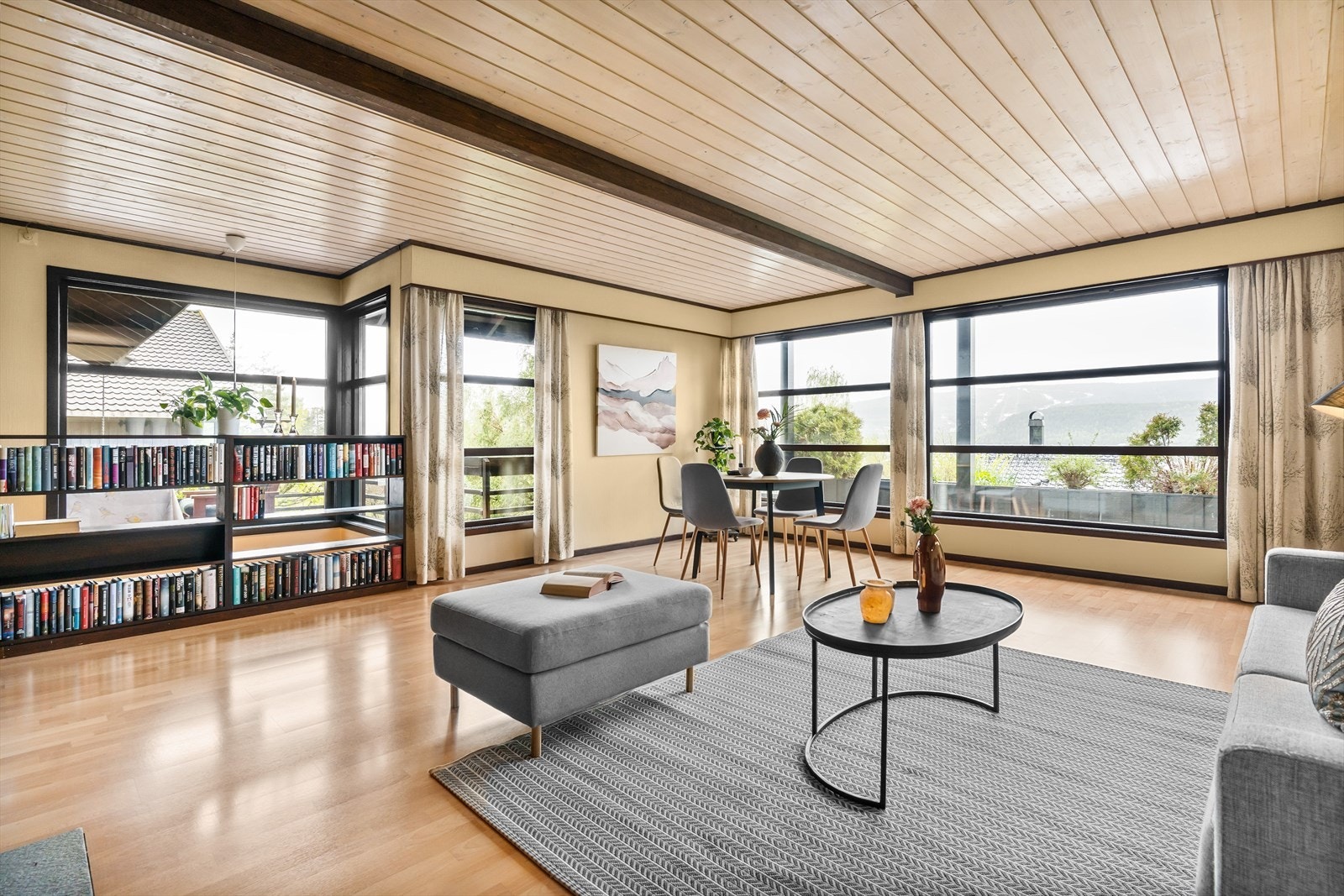 Hovedstuen hvor det er meget fine utsiktsforhold. Galleribilde