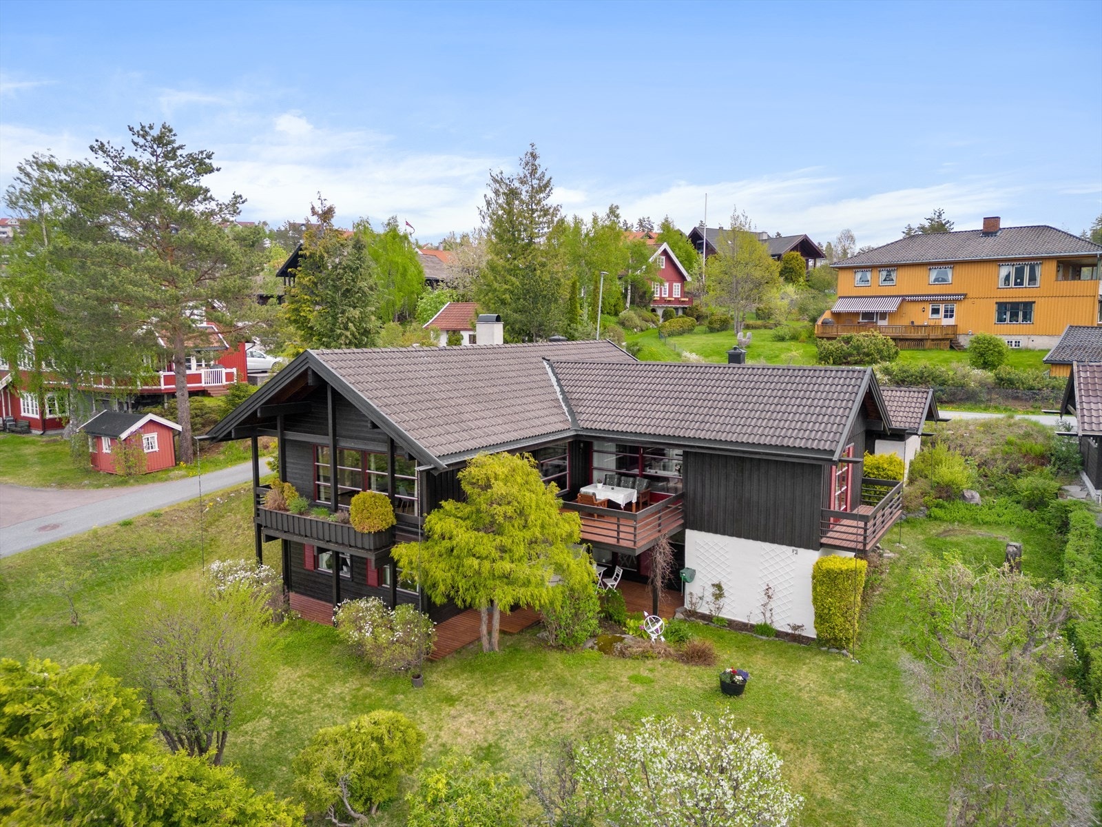 Eiendomsmegler MNEF Lars Bredeveien presenterer Hindtåsveien 5 - En enebolig med flotte sol- og utsiktsforhold Galleribilde