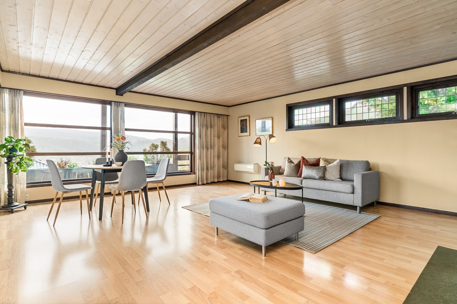 Lys og hyggelig stue med flott utsikt. Galleribilde