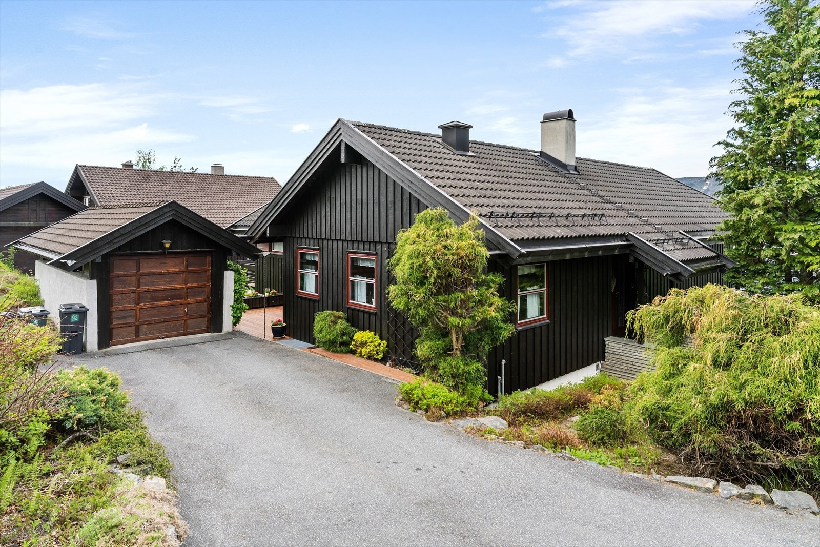 Innkjøringen til garasjen Galleribilde