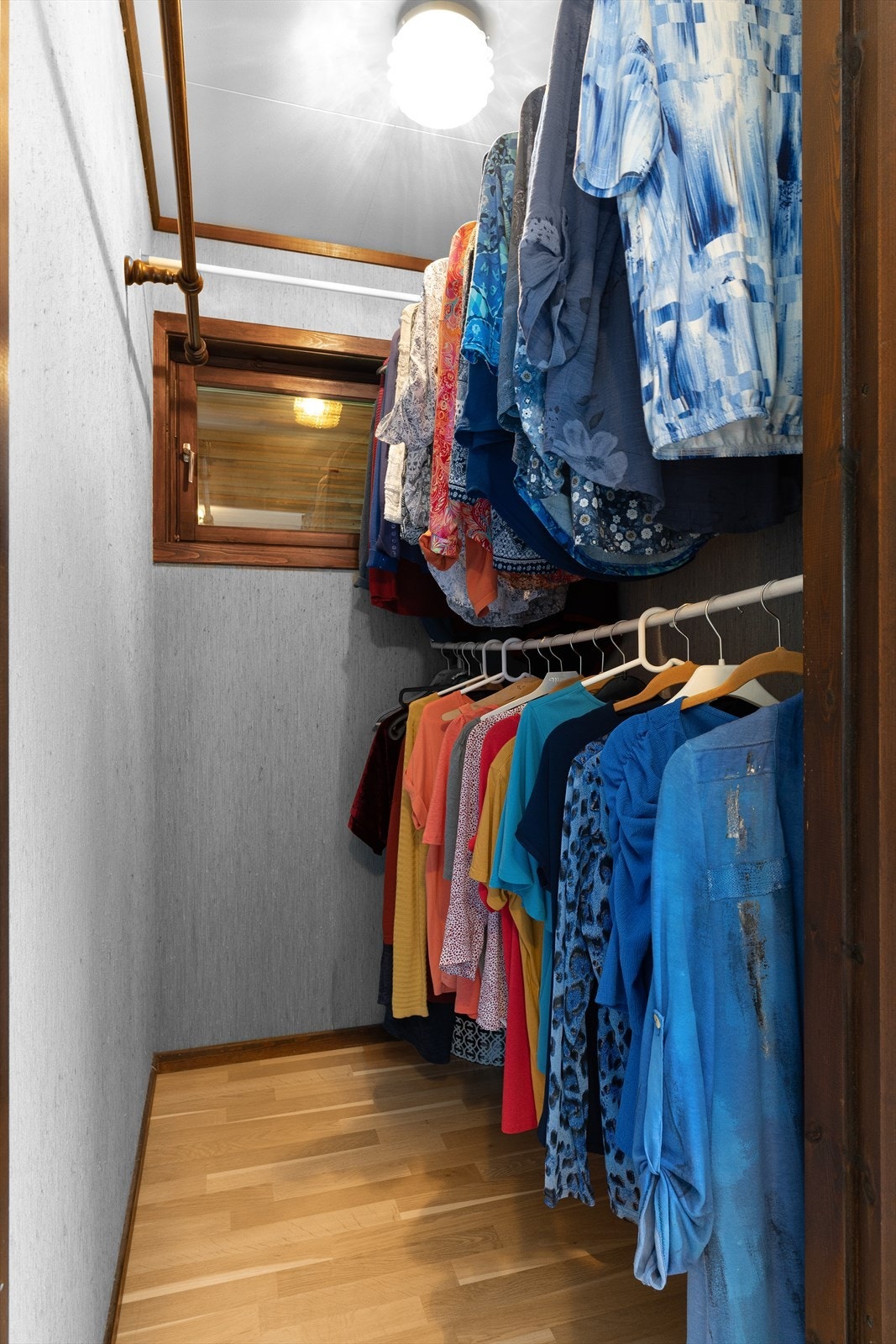 Garderoberom ved hovedsoverommet Galleribilde