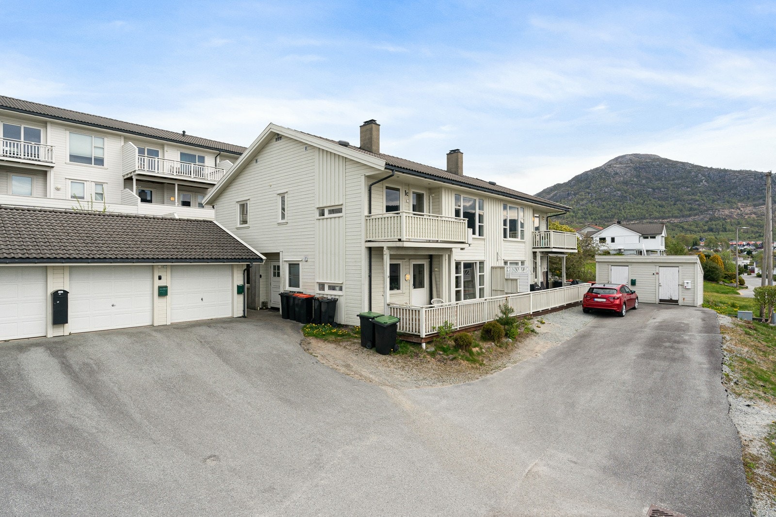 Boligen ligger i et rolig og barnevennlig område på Resahaugen. Godt etablert nabolag med hyggelig bomiljø er gjennomgående. Galleribilde