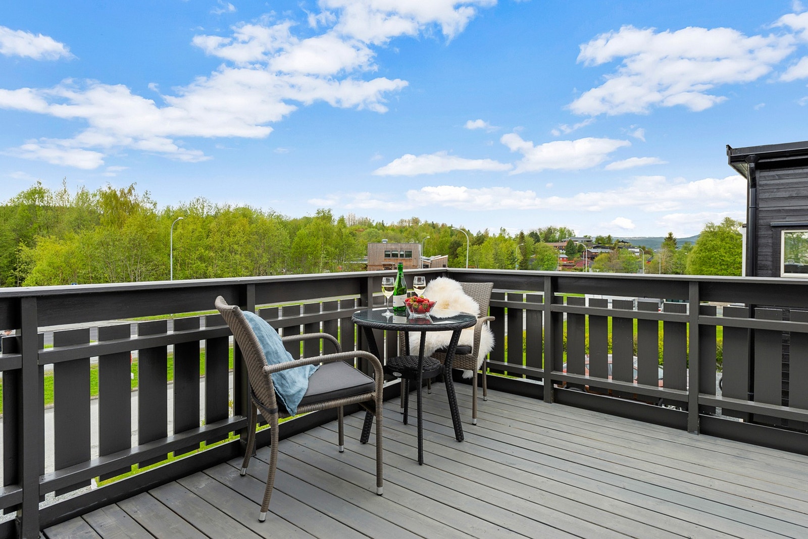 Stor solrik terrasse på 30 kvm, som er nybeiset. Galleribilde