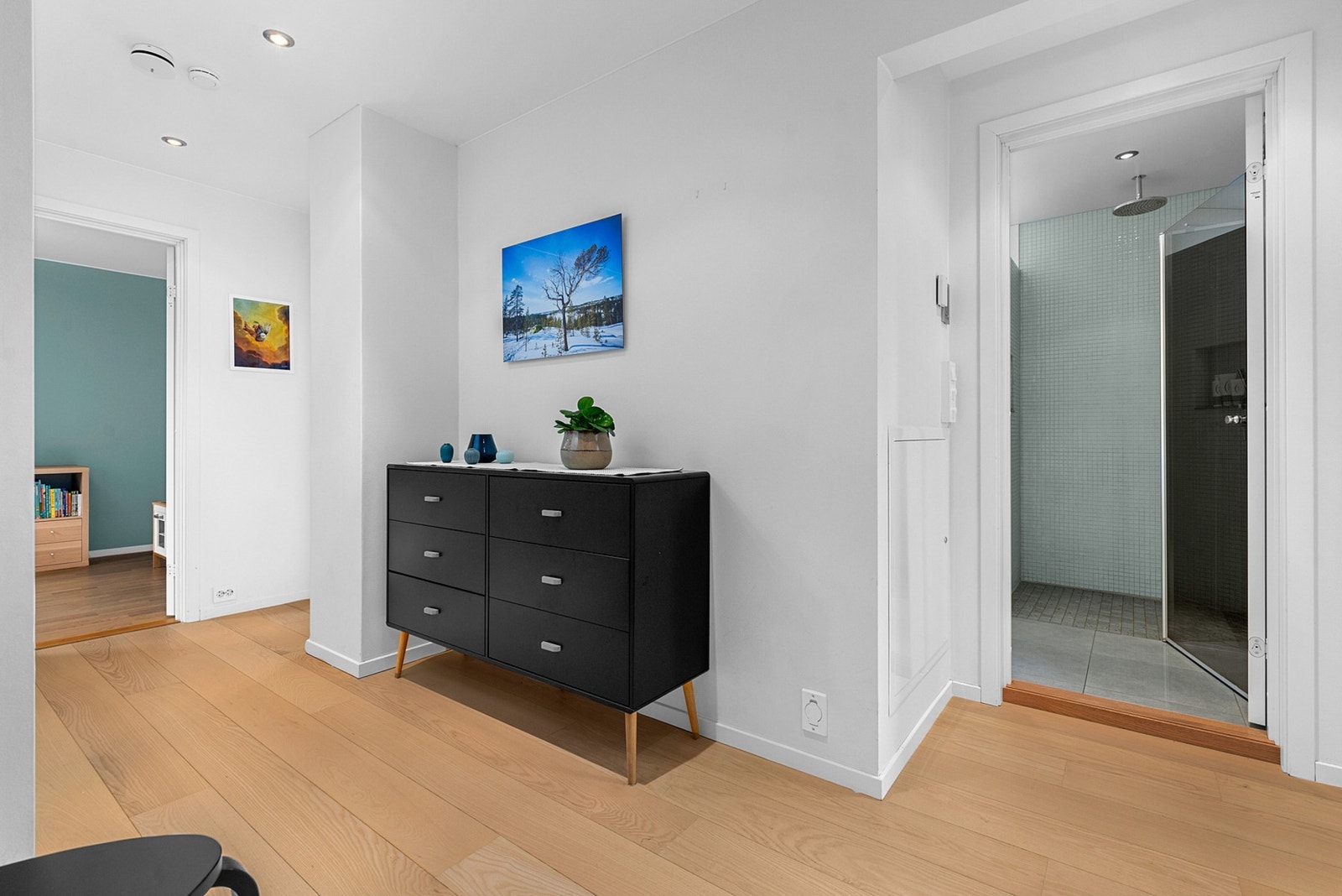 I 1.etasje er det en lys og romslig hall på 13,5 kvm. Galleribilde