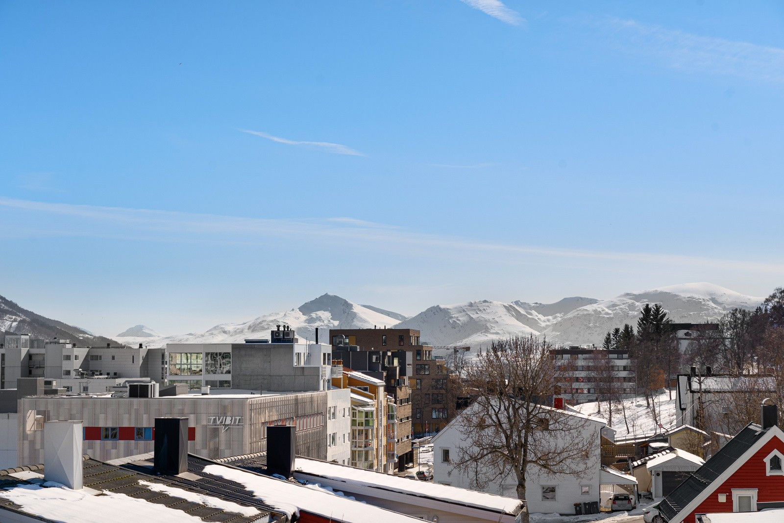 Fellesterrassen har plass til flere sittegrupper - et perfekt å nyte finværsdagene i Tromsø!