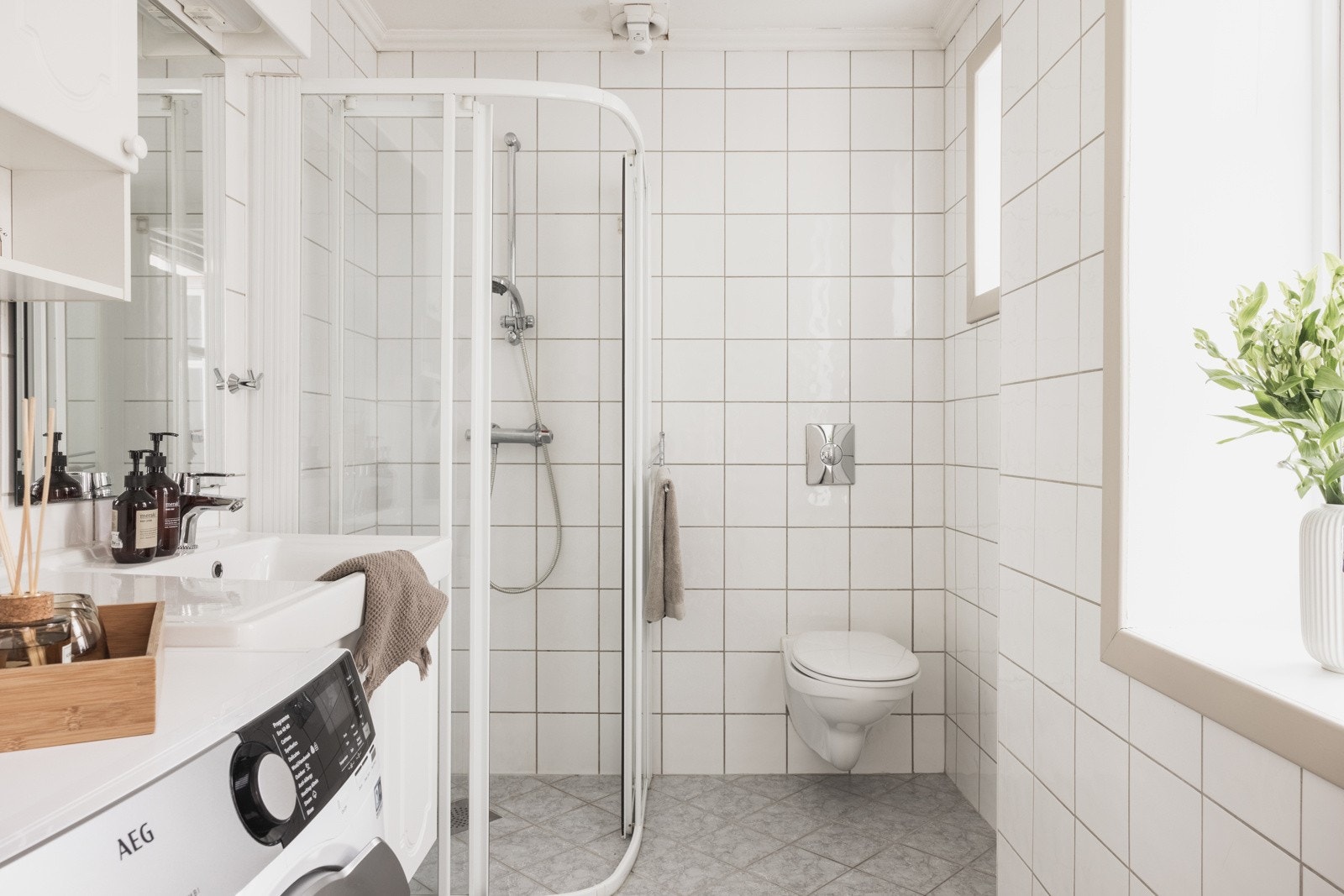 Badet er helfliset med varmekabler i gulv og har en slett malt himling. Galleribilde