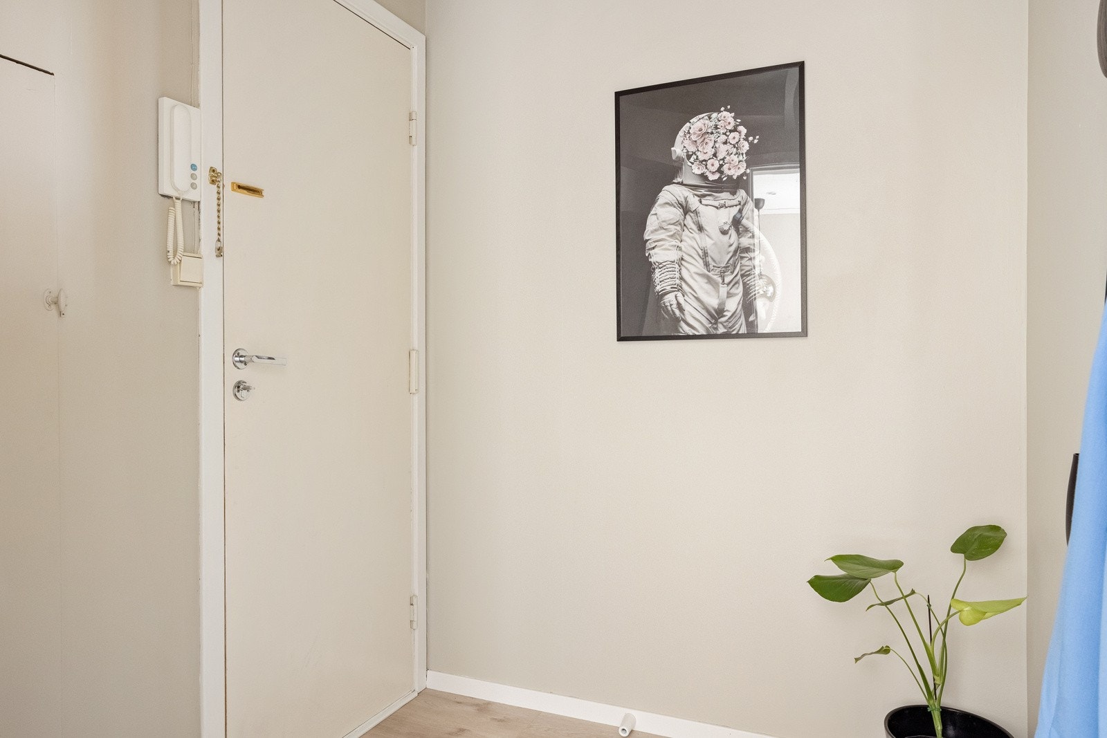 Gulvet er lagt med en flott 1-stavs laminat som er gjennomgående for boligen. Galleribilde