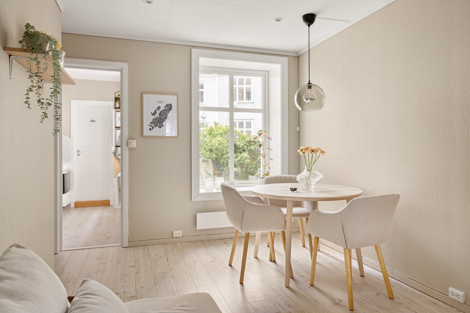 Videre kommer vi inn til hjertet av boligen, nemlig stuen. Galleribilde