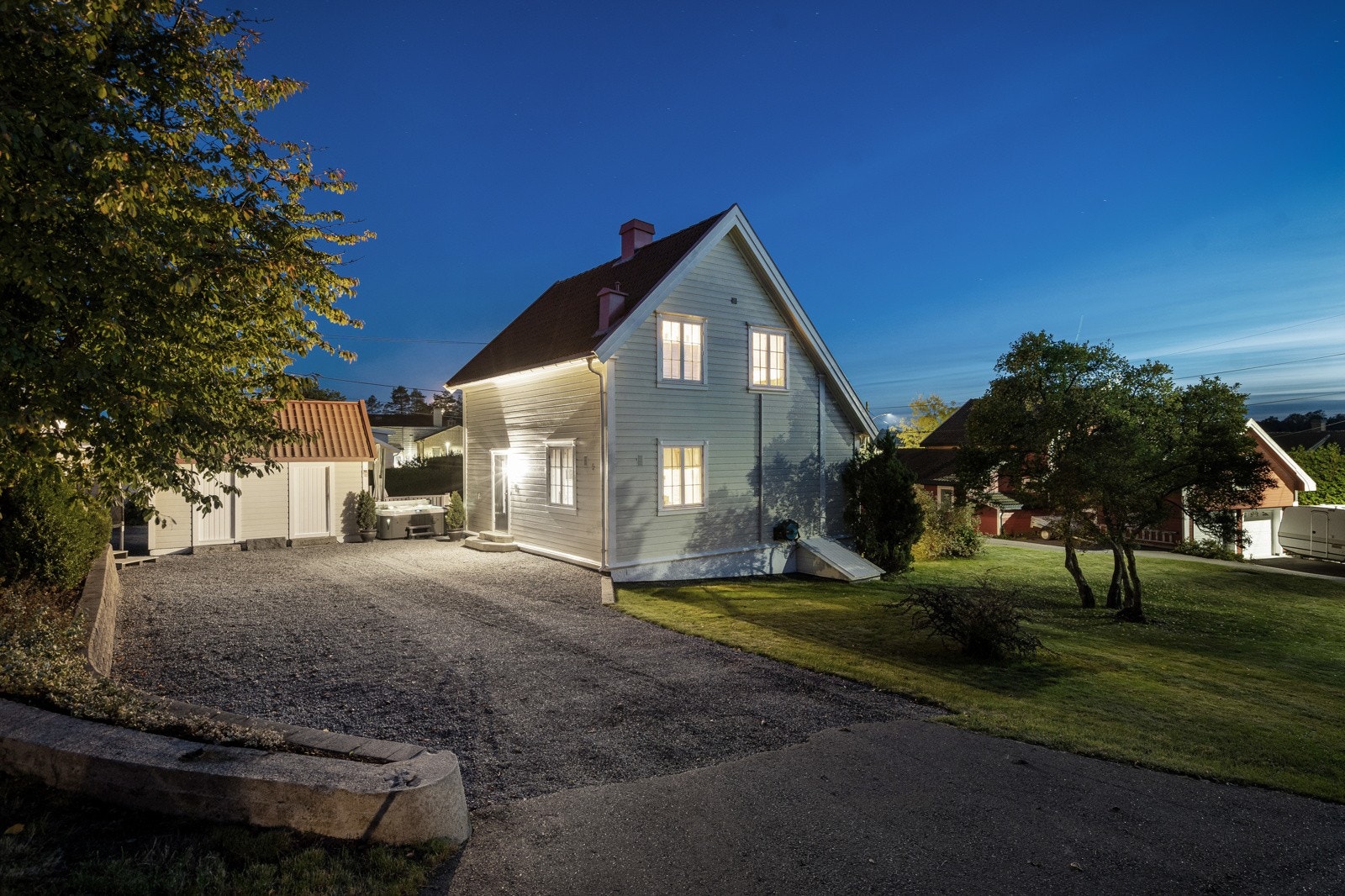 Innkjørselen er gruset til inngangsdør. Frittstående anneks på tomtens sørvestre del er hendig for oppbevaring av hageredskaper, ved, med mer. Galleribilde