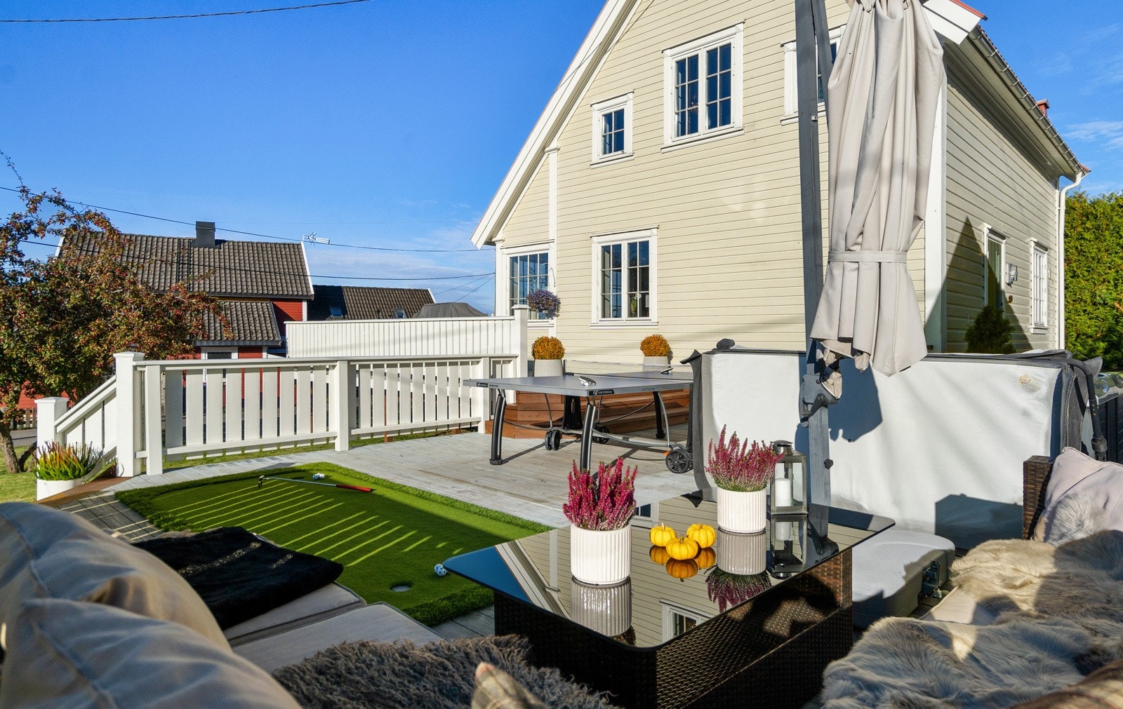 Hagen og uteområdet er lunt og solrikt med en særdeles flott atmosfære med sine ulike nivåer og plattinger. Galleribilde