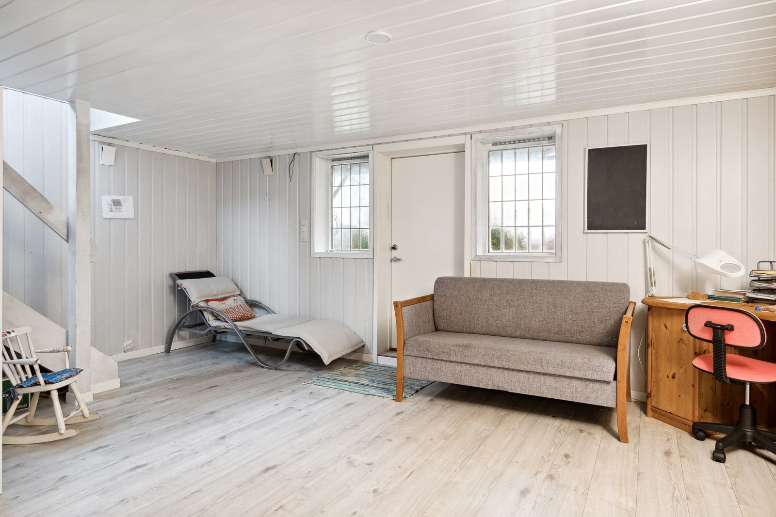 På sydsiden av kjelleren er det en sokkeletasje, med boareal tilhørende 1. etasje. (Egen dør ut) Galleribilde