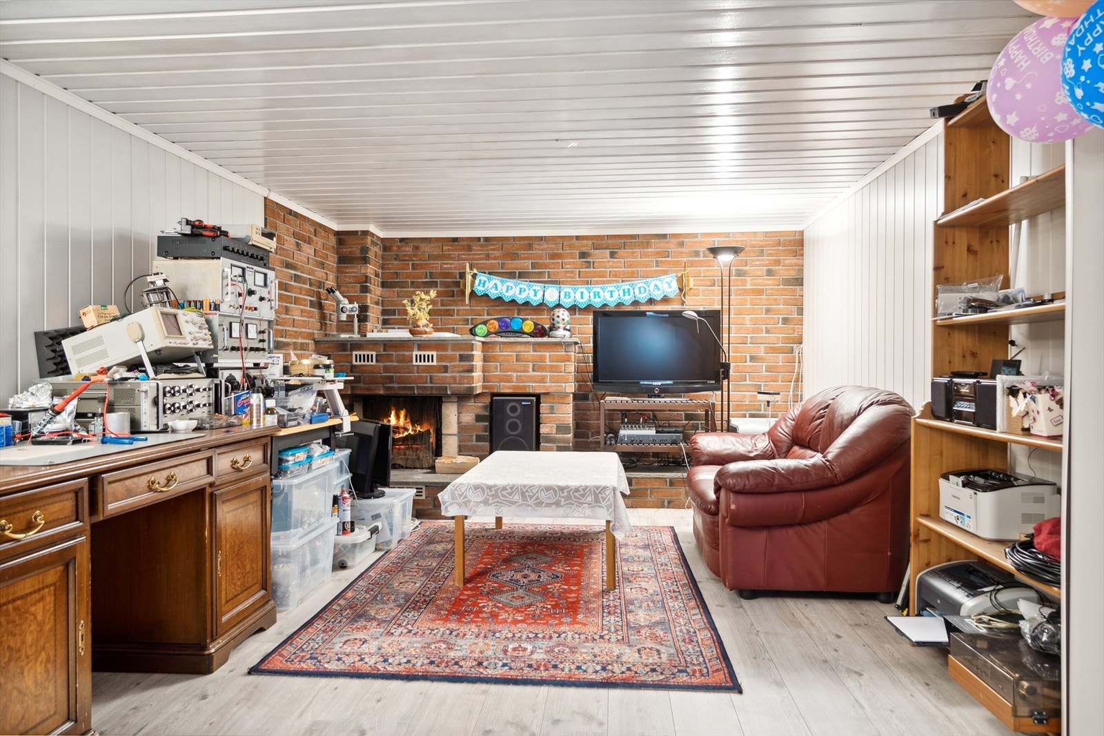 Stor kjellerstue, og ett soverom er tilknyttet 1. etasje, med trappegang fra stuen. Galleribilde