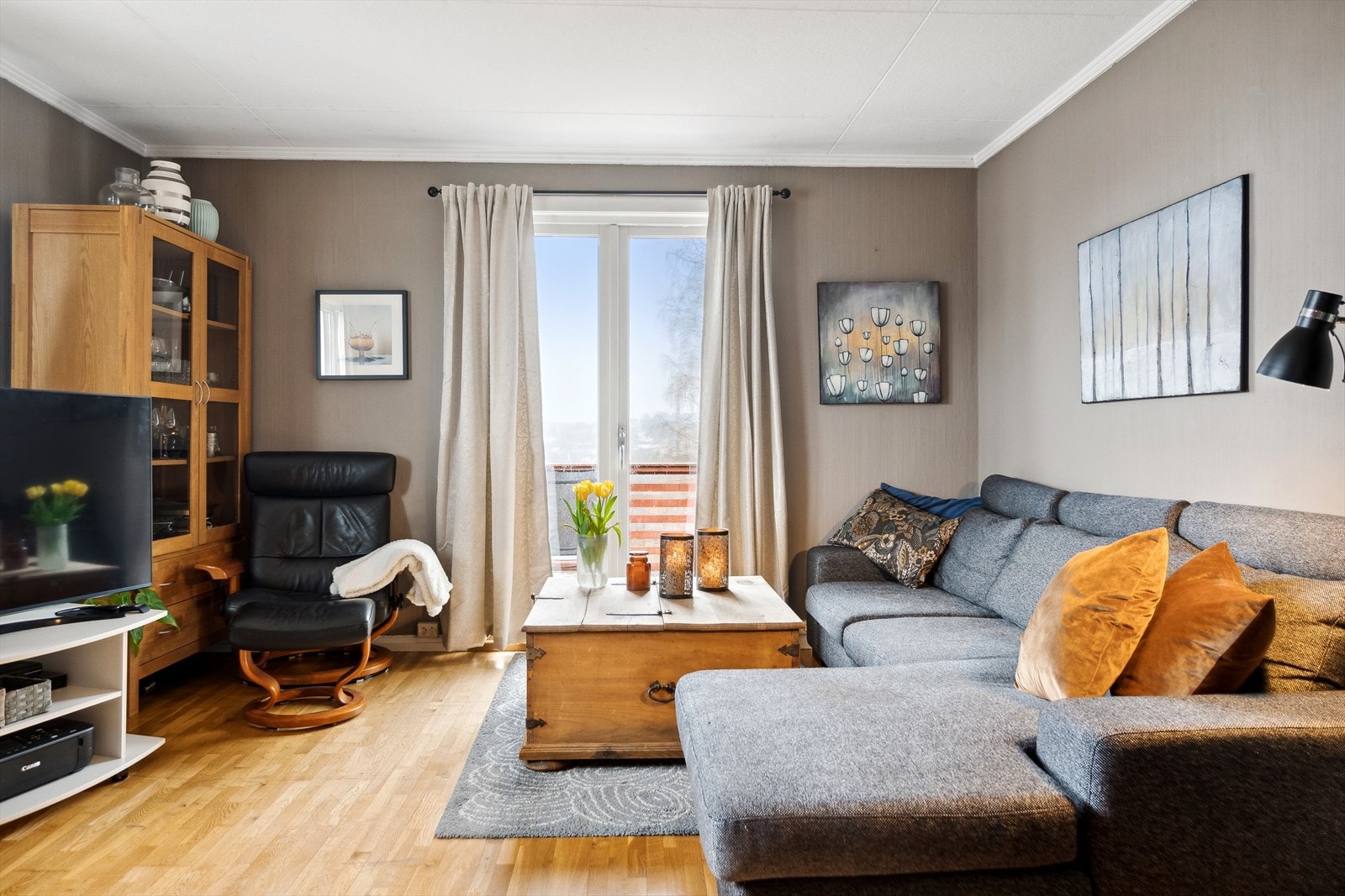 Utgang til stor terrasse, fra stuen. Galleribilde