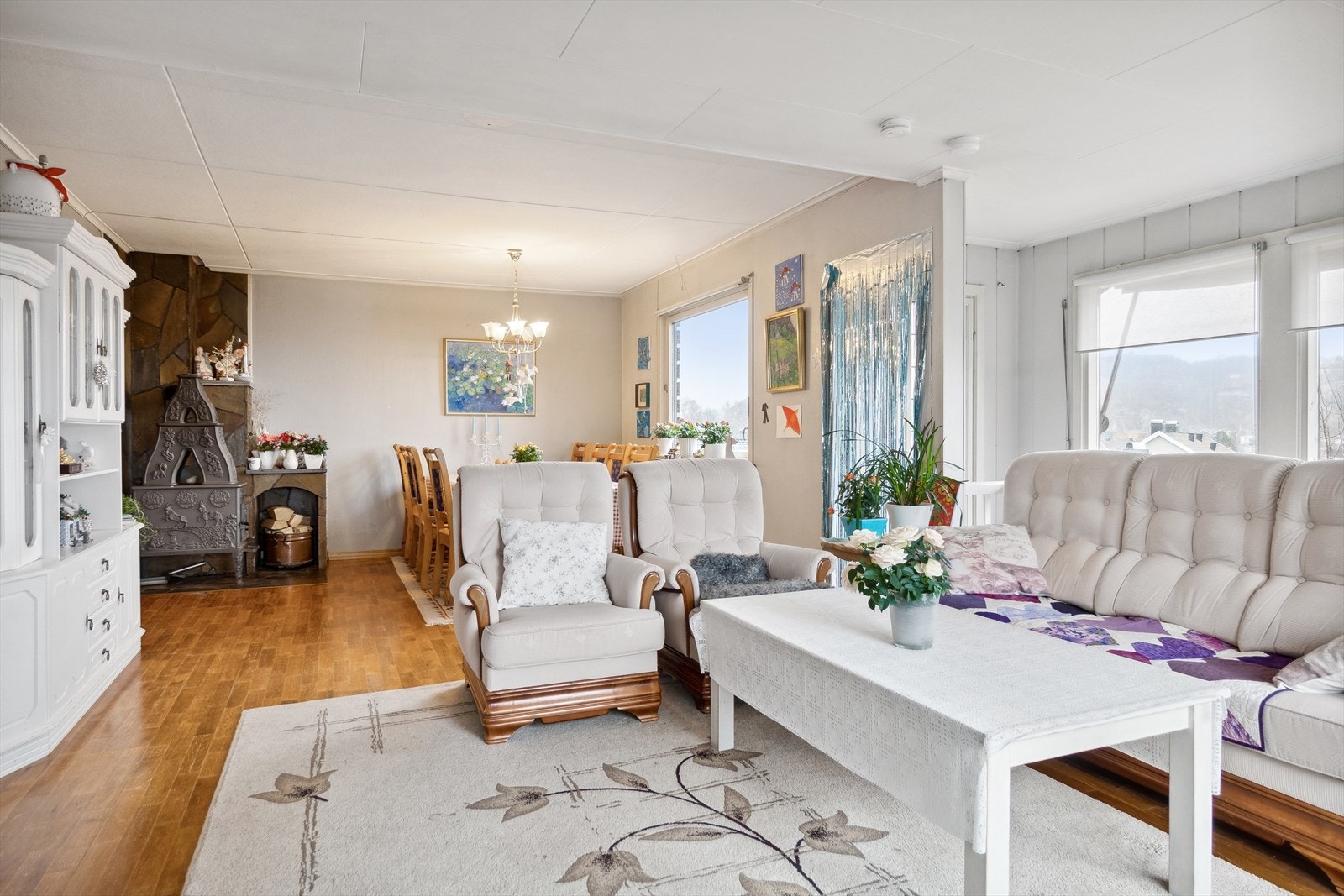 Enorm stue i 1. etasje. Galleribilde