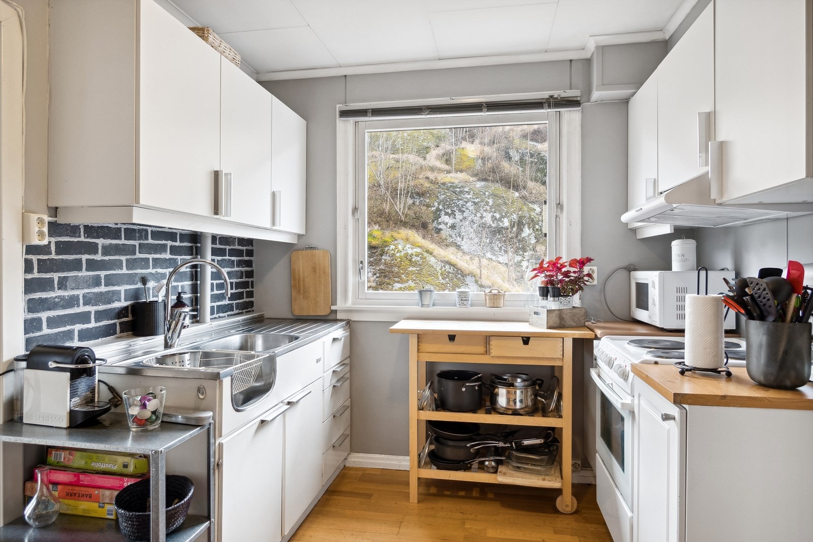 Enkelt og modent kjøkken i 2. etasje. Galleribilde