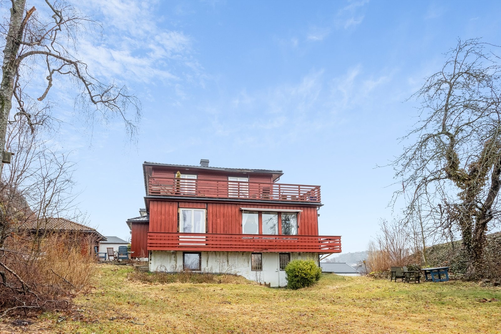 Underetasjen har egen utgang, under terrassen i 1. etasje. Galleribilde