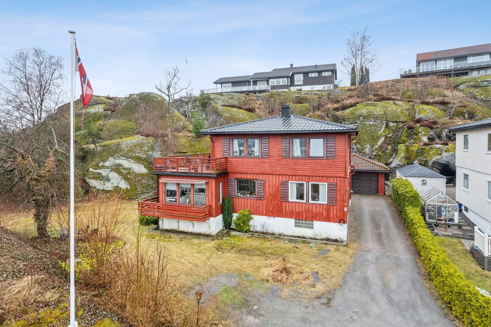 Boligen går over 3 etasjer. Galleribilde