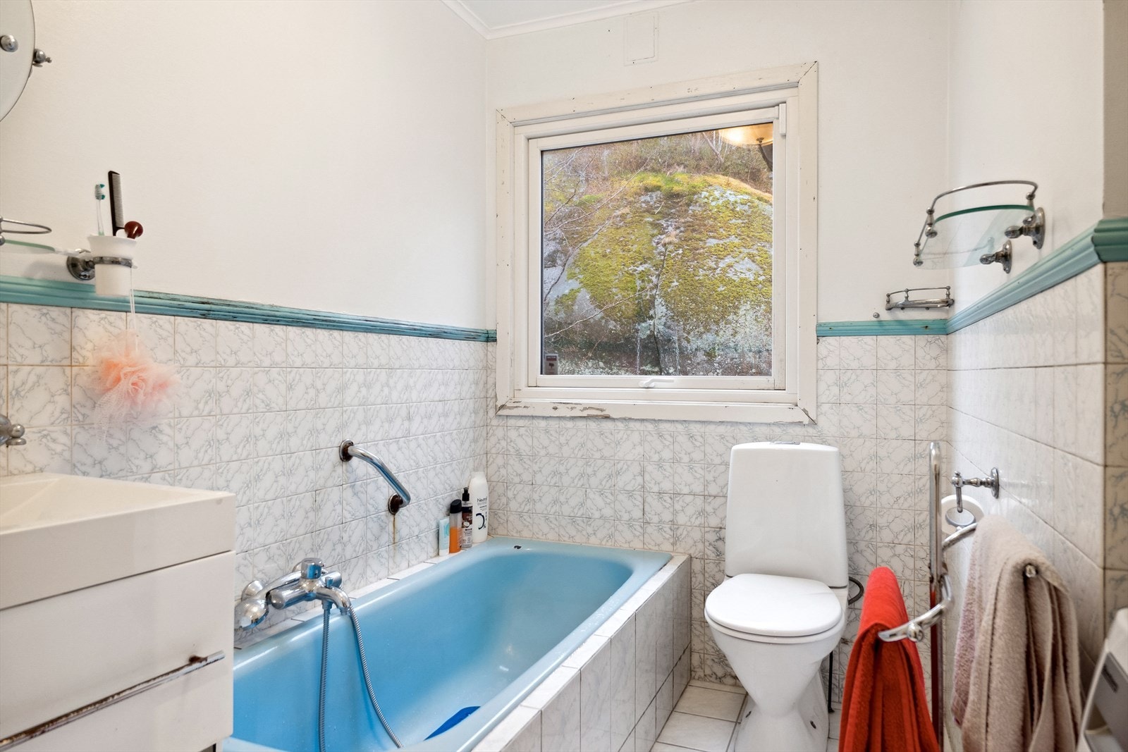 Bad 1. etasje, åpenbart modent for oppgradering. Galleribilde