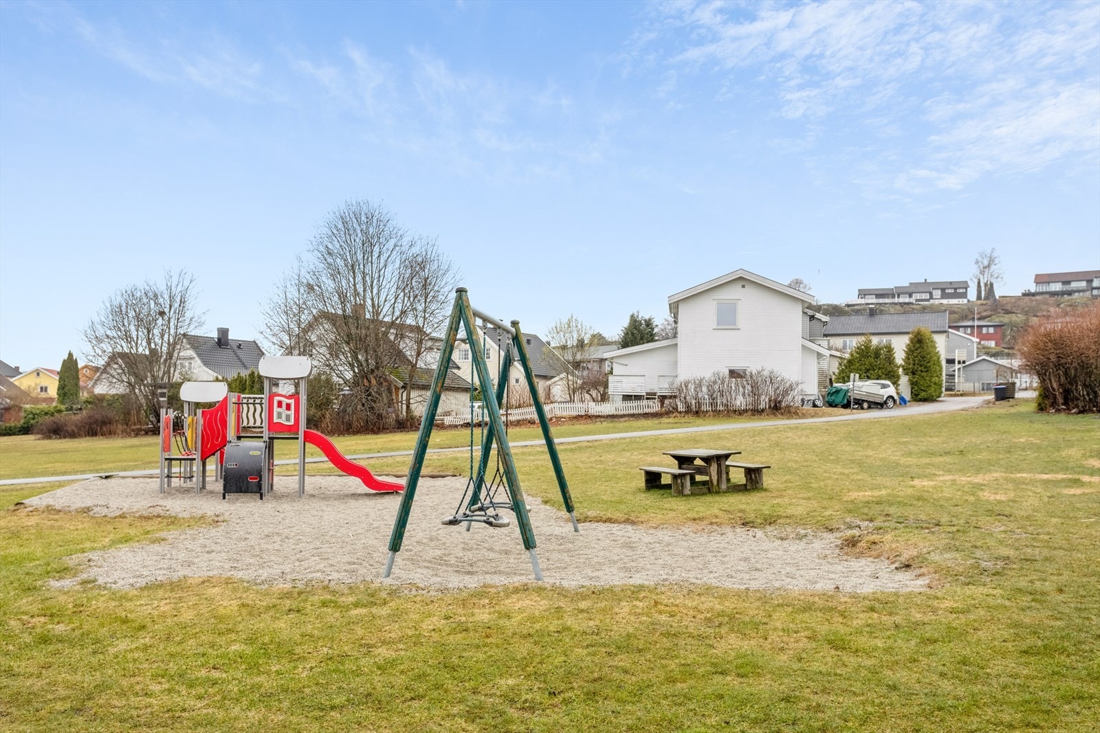 Området er kjent for mange lekeplasser, det er også kort avstand til Bugårdsparken hvor du finner det meste. Galleribilde