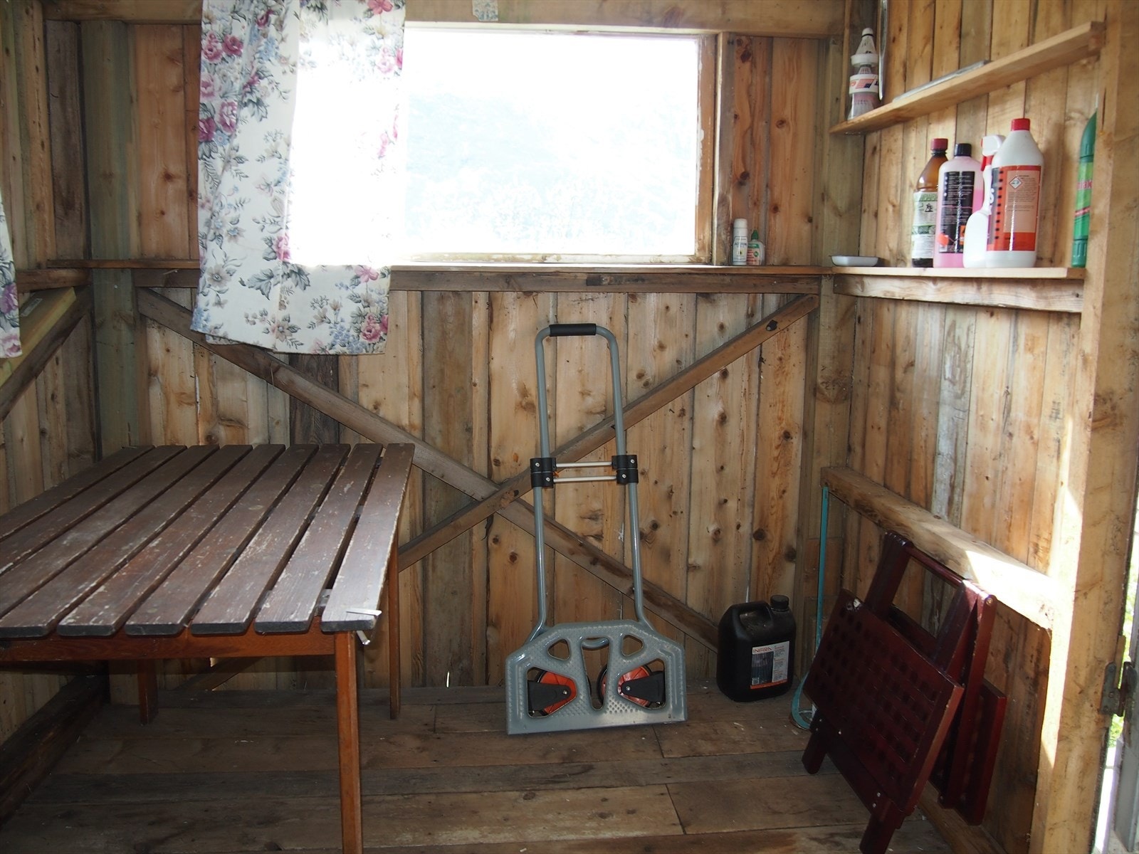 Skur under verandaen Galleribilde