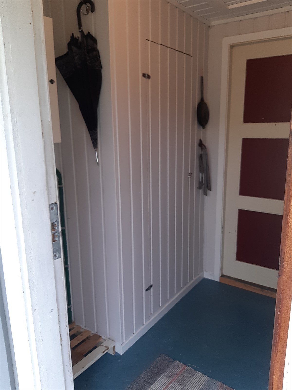 Gang med spiskammer og inngang til vaskerom Galleribilde